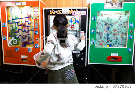駄菓子屋さんで遊ぶ小学生 駄菓子屋さんで遊ぶ小学生 97579915