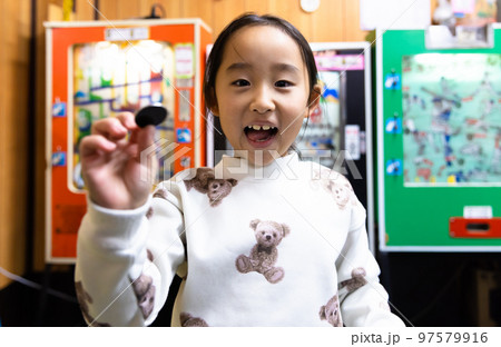 駄菓子屋さんで遊ぶ小学生 駄菓子屋さんで遊ぶ小学生 97579916