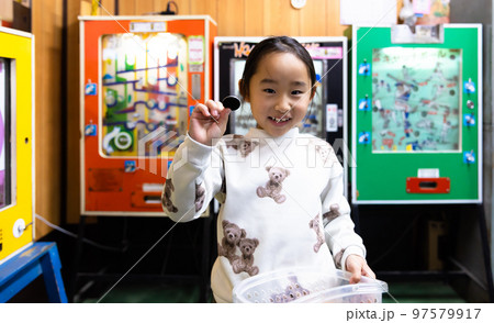 駄菓子屋さんで遊ぶ小学生 駄菓子屋さんで遊ぶ小学生 97579917