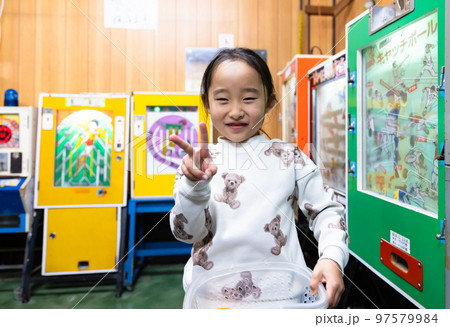 駄菓子屋さんのゲームで遊ぶ子ども 駄菓子屋さんのゲームで遊ぶ子ども 97579984