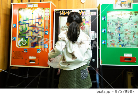 駄菓子屋さんのゲームで遊ぶ子ども 駄菓子屋さんのゲームで遊ぶ子ども 97579987