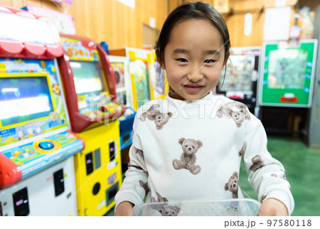 駄菓子屋さんで遊ぶ小学生 97580118
