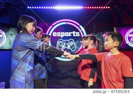 eスポーツ大会　小中学生対戦イメージ 97580263