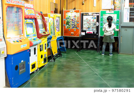駄菓子屋さんのゲームで遊ぶこども 97580291