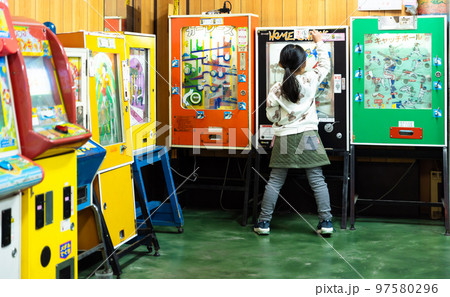 駄菓子屋さんのゲームで遊ぶこども 97580296