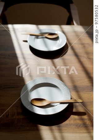 テーブルに置いてある食器 97580532