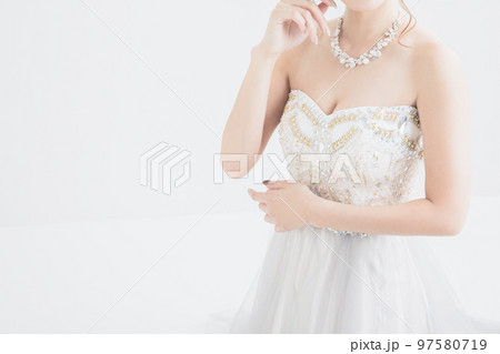 白いドレスを着た女性　dress	 97580719