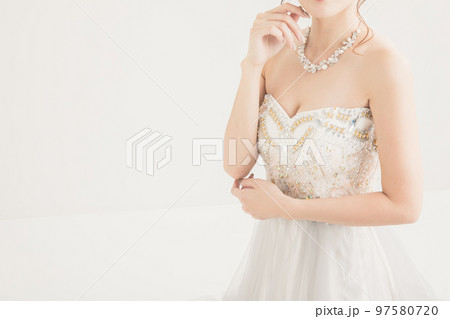 白いドレスを着た女性　dress	 97580720