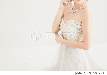 白いドレスを着た女性　dress	 97580721