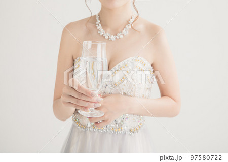 グラスを持ったドレスの女性　dress 97580722