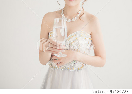 グラスを持ったドレスの女性　dress 97580723