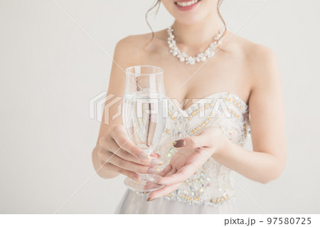 グラスを持ったドレスの女性　dress 97580725
