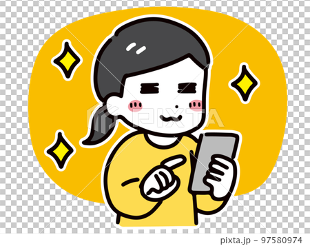 一位微笑的年輕女士(上半身)高興地看著她的智慧型手機 一位微笑的年輕女士(上半身)高興地看著她的智慧型手機 97580974