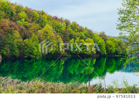 自然・湖・新緑イメージ　プリトヴィツェ湖群国立公園 97581013