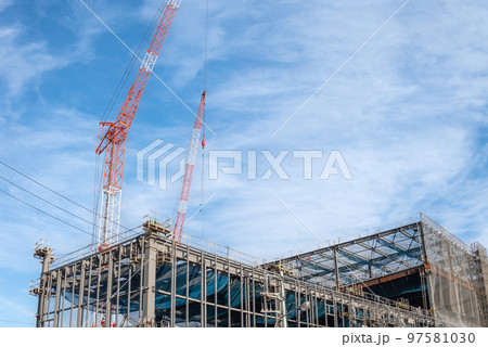 白い雲が広がる建設工事現場 97581030