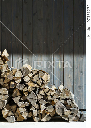 薪のある風景 97581279