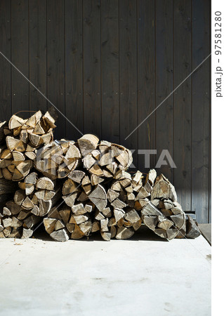 薪のある風景 97581280