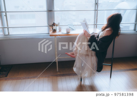 部屋で読書をする若い女性の写真 部屋で読書をする若い女性の写真 97581398