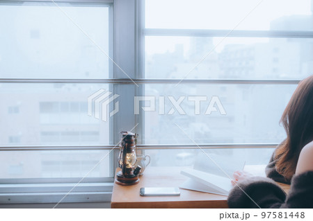部屋で読書をする若い女性の写真 部屋で読書をする若い女性の写真 97581448