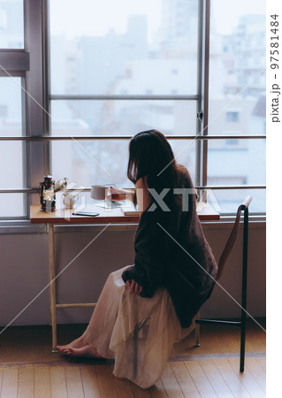 部屋で読書をする若い女性の写真 部屋で読書をする若い女性の写真 97581484