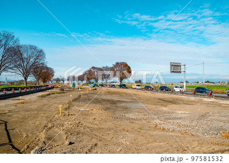 幹線道路の車線を増やす工事 国道17号上武道路下り方向 2022.12　o-3 ライトトーン 97581532