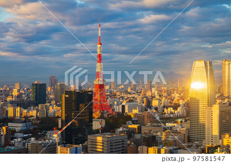 大都会東京のシンボル　朝の東京タワー 97581547