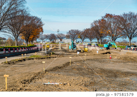 幹線道路の車線を増やす工事 国道17号上武道路下り方向 2022.12　q-3 ライトトーン 97581579