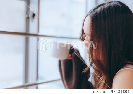 部屋で読書をする若い女性の写真 97581801