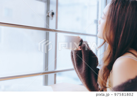 部屋で読書をする若い女性の写真 97581802