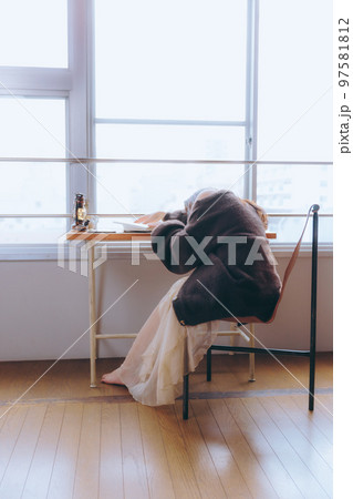 部屋で読書をする若い女性の写真 97581812