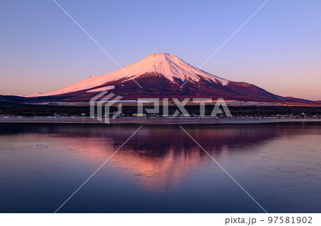 朝焼けに染まる逆さ紅富士・山中湖 朝焼けに染まる逆さ紅富士・山中湖 97581902