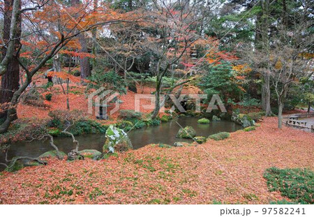 秋の金沢兼六園 97582241