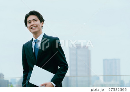 都会で働く若いビジネスマン 都会で働く若いビジネスマン 97582366