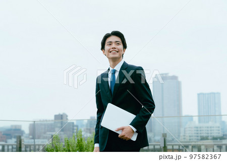 都会で働く若いビジネスマン 97582367
