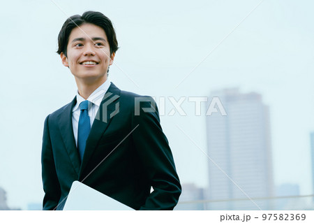 都会で働く若いビジネスマン 97582369