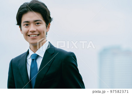 都会で働く若いビジネスマン 97582371