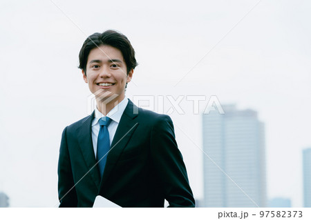 都会で働く若いビジネスマン 97582373