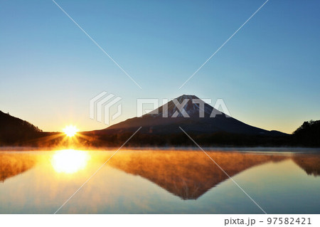 富士山と初日の出 97582421