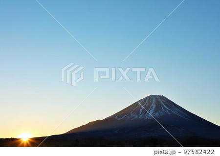 富士山と初日の出 97582422