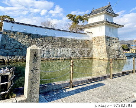 赤穂城跡 三之丸大手隅櫓の石垣がそびえる堀の風景 赤穂城跡 三之丸大手隅櫓の石垣がそびえる堀の風景 97582593