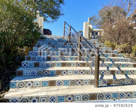 きらきら坂のタイル模様がかわいい階段を見上げる風景 兵庫県赤穂市御崎 きらきら坂のタイル模様がかわいい階段を見上げる風景 兵庫県赤穂市御崎 97582629