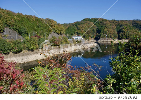 島根県布部ダムの秋 97582692
