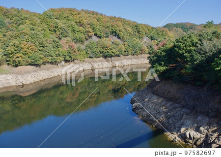 島根県布部ダムの秋 97582697