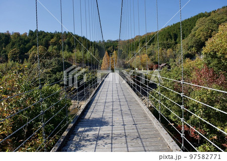 秋晴れの島根県布部ダムの吊り橋 秋晴れの島根県布部ダムの吊り橋 97582771