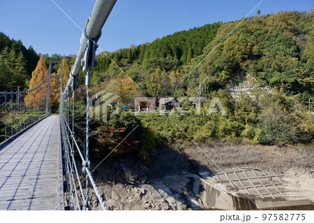 秋晴れの島根県布部ダムの吊り橋 97582775