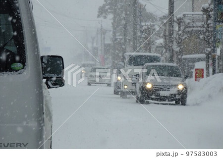 雪の一般道　運転席からの目線 97583003