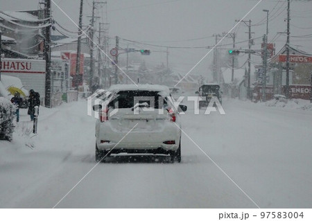 雪の一般道 乗用車からの目線 雪の一般道 乗用車からの目線 97583004