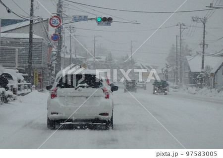 雪の一般道　乗用車からの目線 97583005