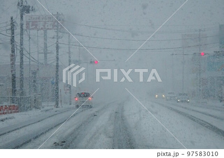 雪の一般道 交差点の赤信号 雪の一般道 交差点の赤信号 97583010