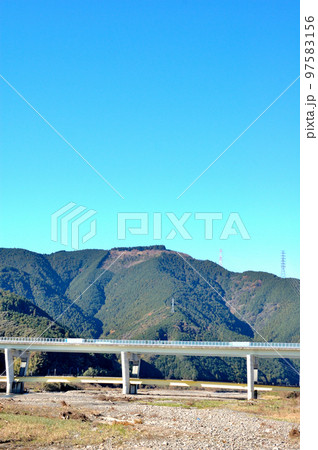第二東名 藁科川橋の橋脚風景 97583156